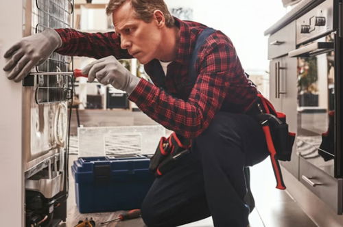 KARBANTARTÓ / HŰTŐGÉPSZERELŐ